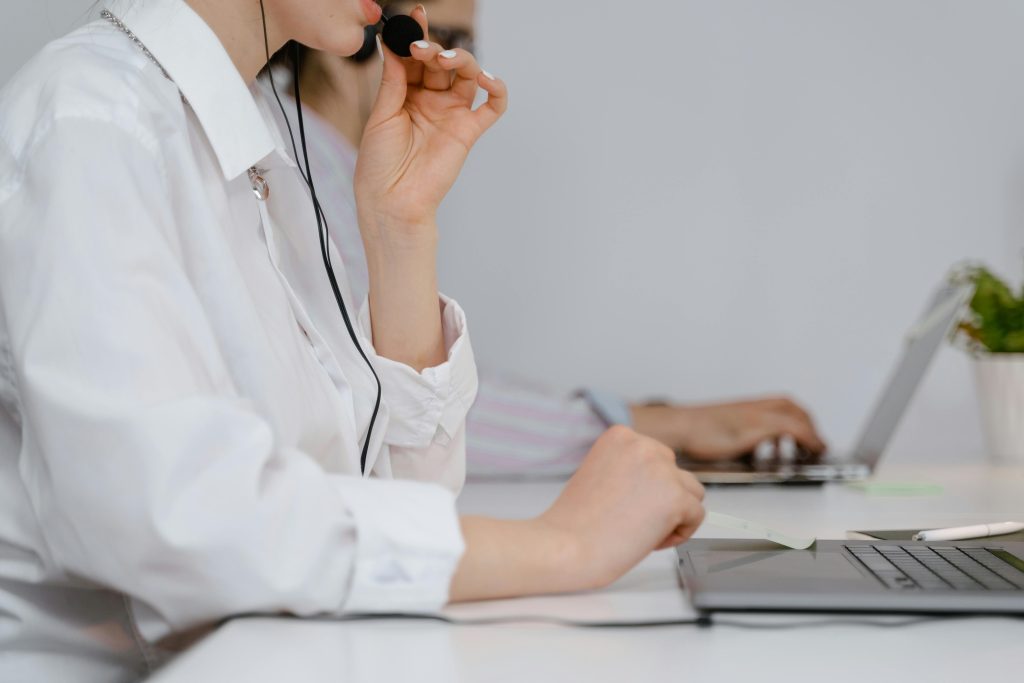 Support rep working remotely — Canadian VoIP providers offering Avaya alternatives and top UCaaS platforms