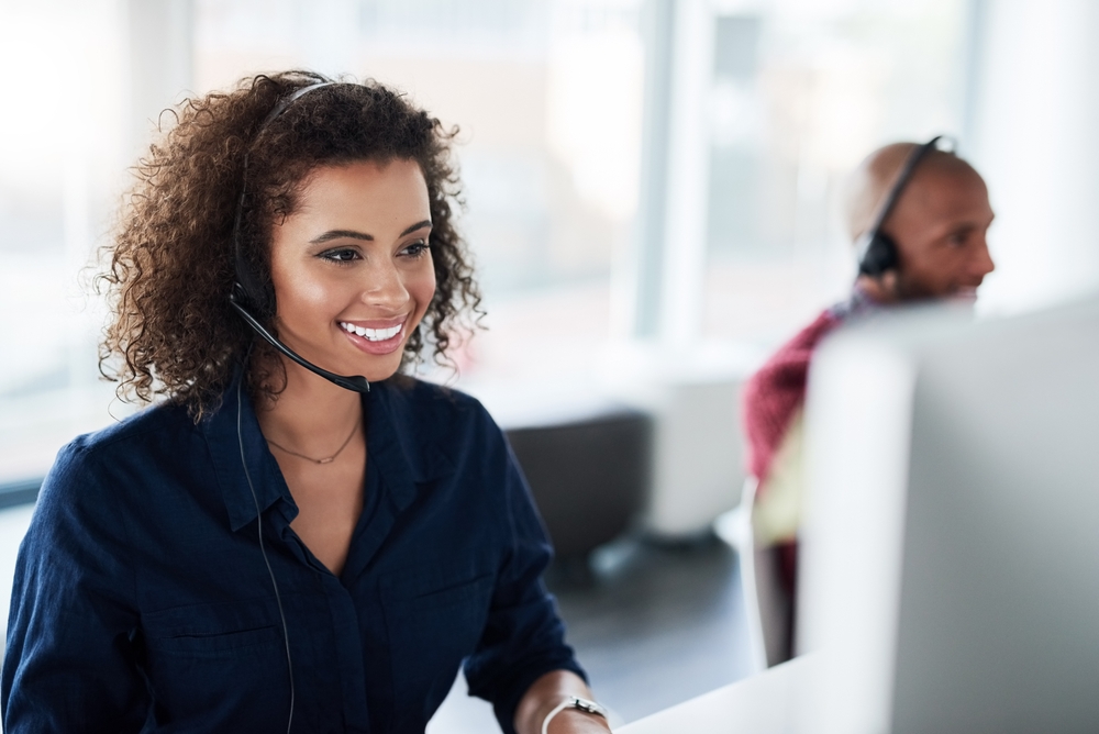 Customer support agent using a business phone system, representing Clear Clouds by SE Telecom as the best Altima Telecom alternative.