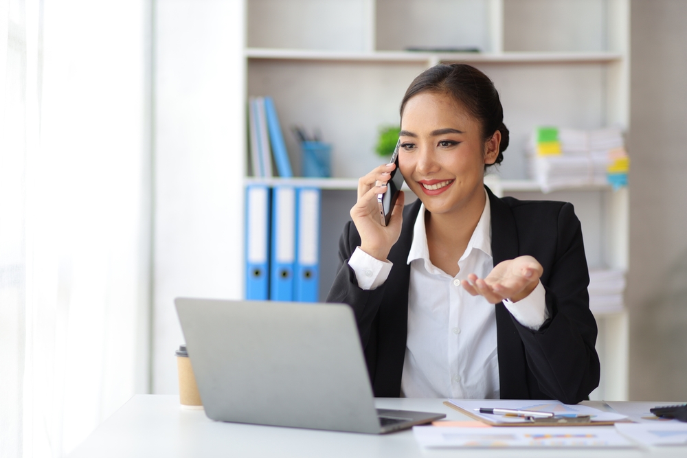 Canadian operations leader on the phone evaluating telecommunications providers in Canada with SE Telecom for her organization's VoIP migration