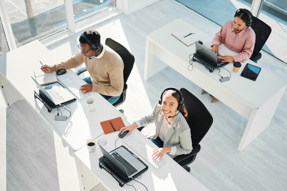 Professional office worker wearing a headset and collaborating with clients through voip quebec business phone solutions.