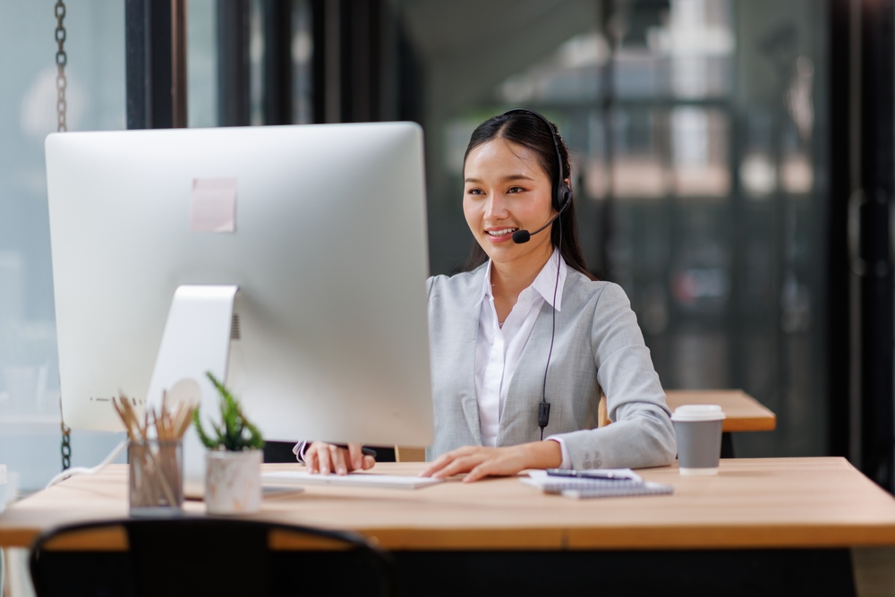 Customer service representative using a VoIP headset to evaluate call quality from VoIP service providers