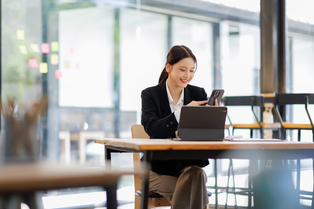 Remote employee on a call using the mobile app of a Canadian business phone service